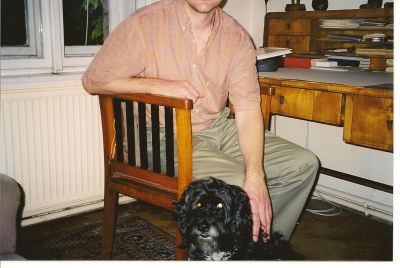 Dyk och jag vid Josef Čapeks skrivbord (det viktigaste kom med på bilden).